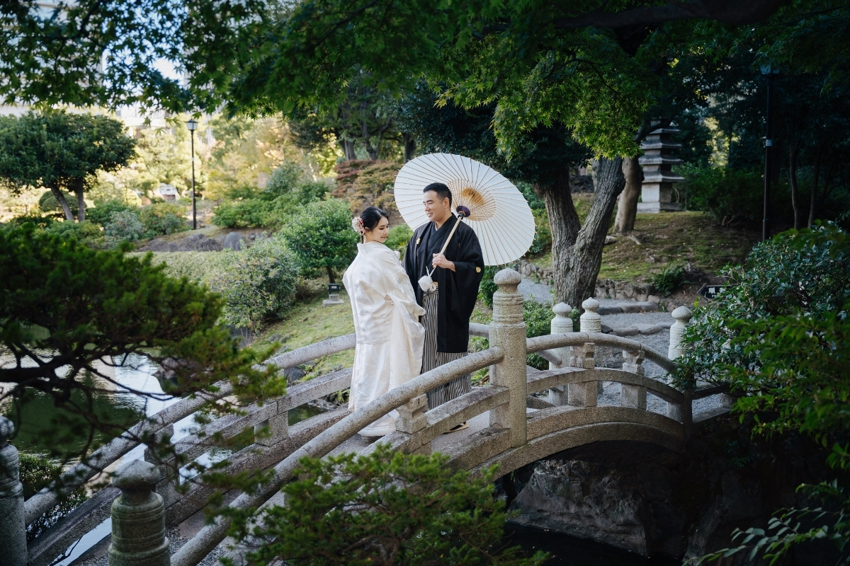 Tokyo Pre-Wedding Photoshoot with Former Yasuda Garden, Maple Corridor, and Chureito Pagoda by Dahe on OneThreeOneFour 1