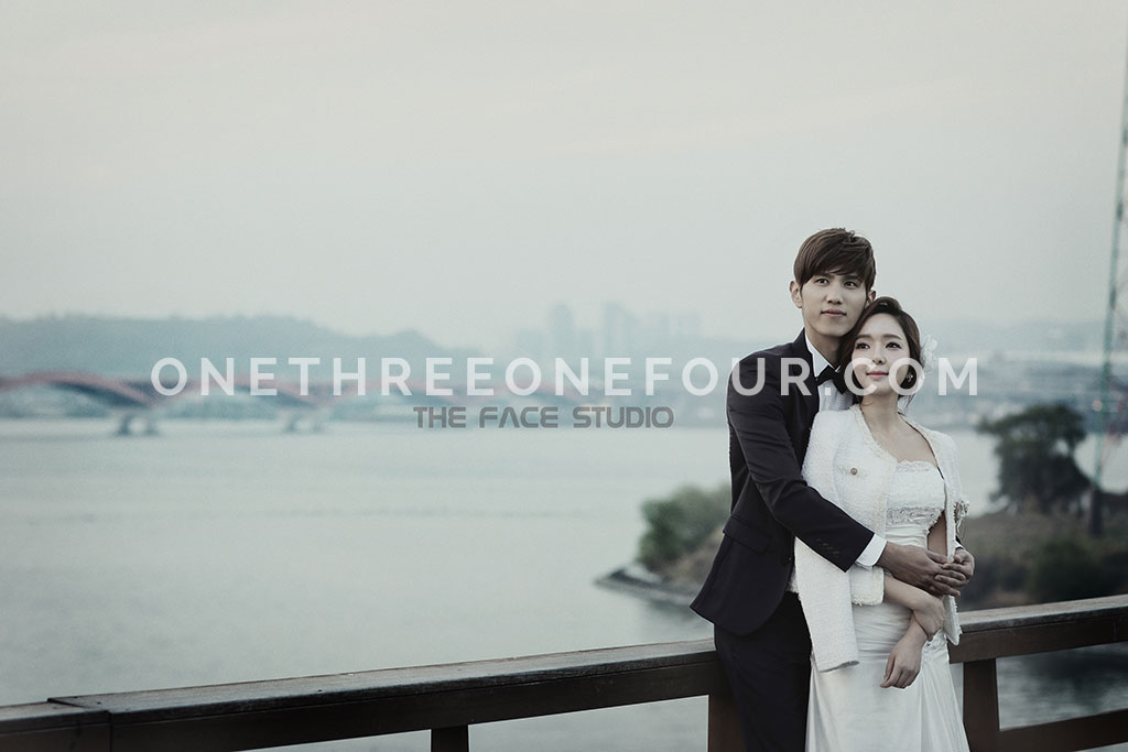 [AUTUMN] Korean Studio Pre-Wedding Photography: Seonyudo Park (선유도 공원)  (Outdoor) by The Face Studio on OneThreeOneFour 23