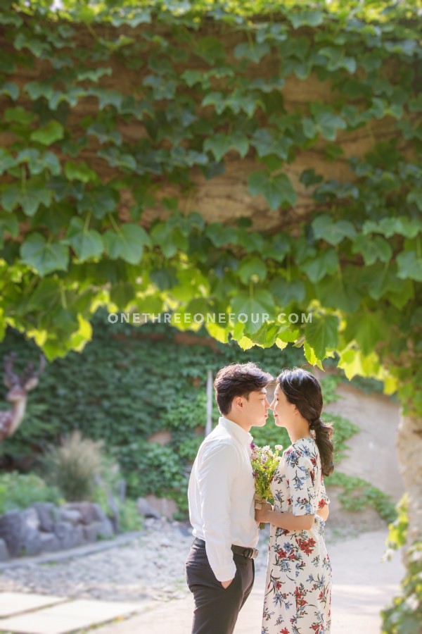Gravity Studio Outdoor Park Pre-Wedding Photoshoot | Korean Studio Pre-Wedding by Gravity Studio on OneThreeOneFour 20