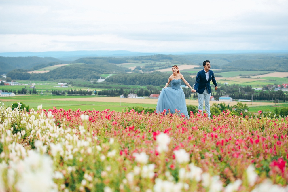 Hokkaido Pre-Wedding Photographer: Summer Photoshoot At Shikisai No Oka Alpaca Farm And Hinode Park Lavender Field by Kouta on OneThreeOneFour 11