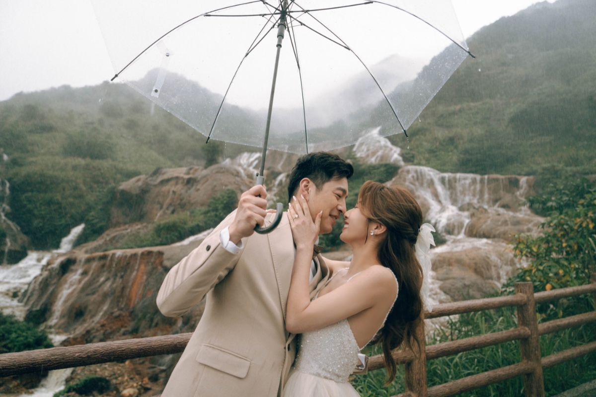 Taiwan Pre-Wedding Photoshoot Dadaocheng Golden Waterfall Jiufen Night Shoot Indoor Studio by OneThreeOneFour on OneThreeOneFour 32