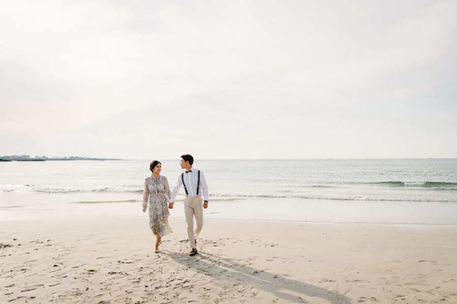 Korea Outdoor Pre-Wedding Photoshoot At Jeju Island During Spring by Gamsung  on OneThreeOneFour 14