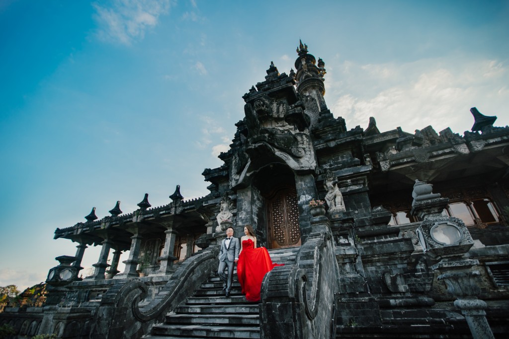 Bali Pre-wedding with Balinese Temple, Chapel and Mountain Scenes by Hendra on OneThreeOneFour 28