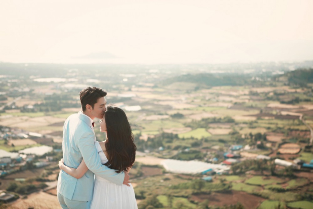 Korea Outdoor Pre-Wedding Photoshoot At Jeju Island With Lone Tree  by Byunghyun on OneThreeOneFour 5