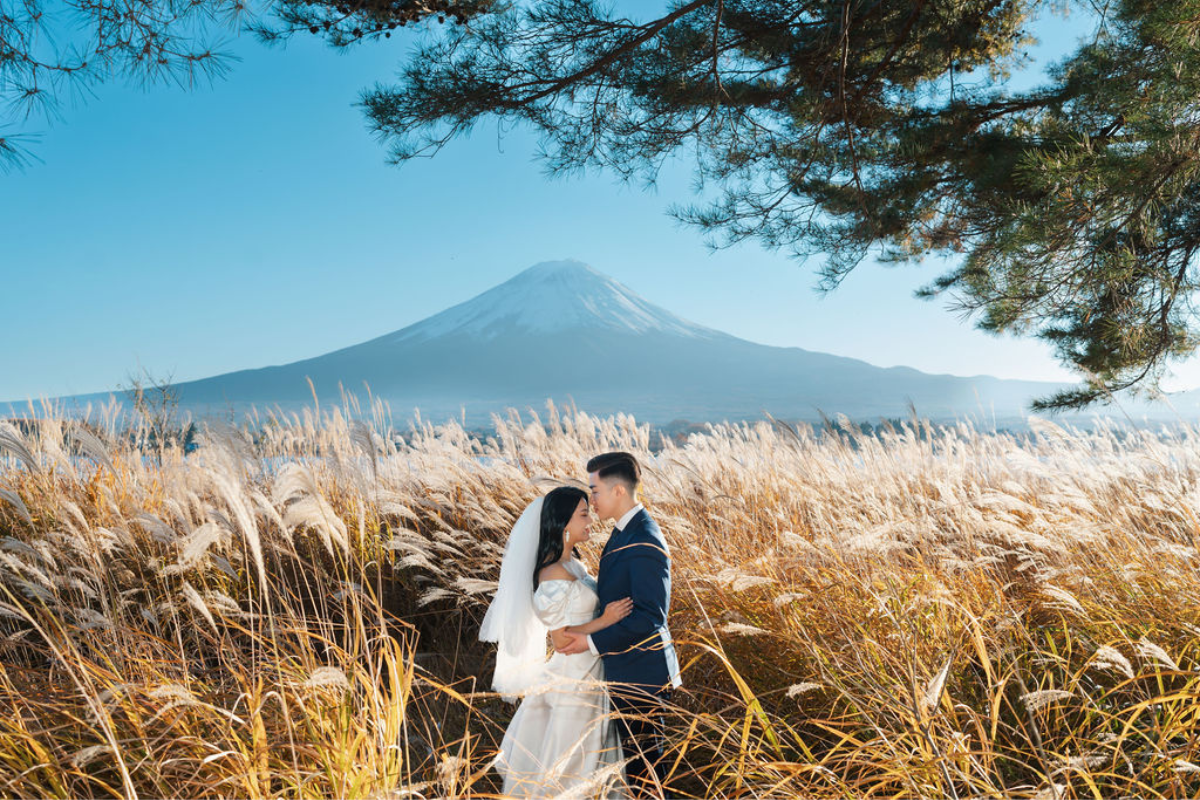 Tokyo Autumn Prewedding Photoshoot At Lake Kawaguchiko & Mount Fuji  by Dahe on OneThreeOneFour 12