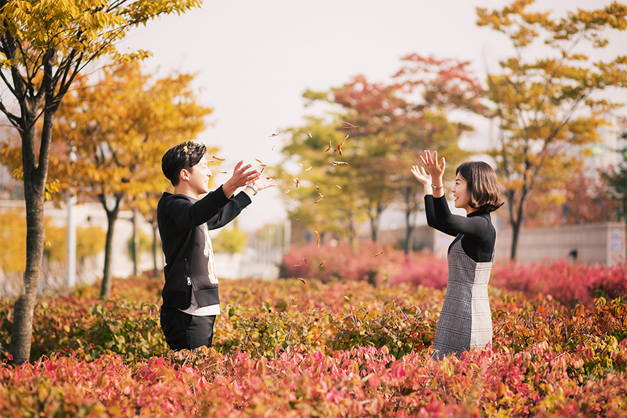 Korea Autumn Casual Couple Photoshoot At Songdo Central Park  by Junghoon on OneThreeOneFour 4