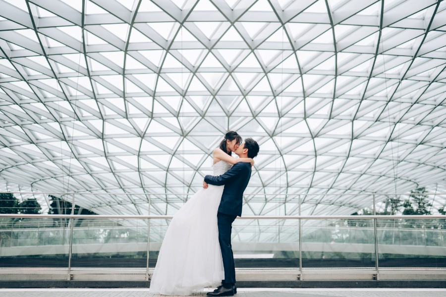 E&S: Modern pre-wedding at architectural wonder Changi Airport Jewel by Cheng on OneThreeOneFour 24