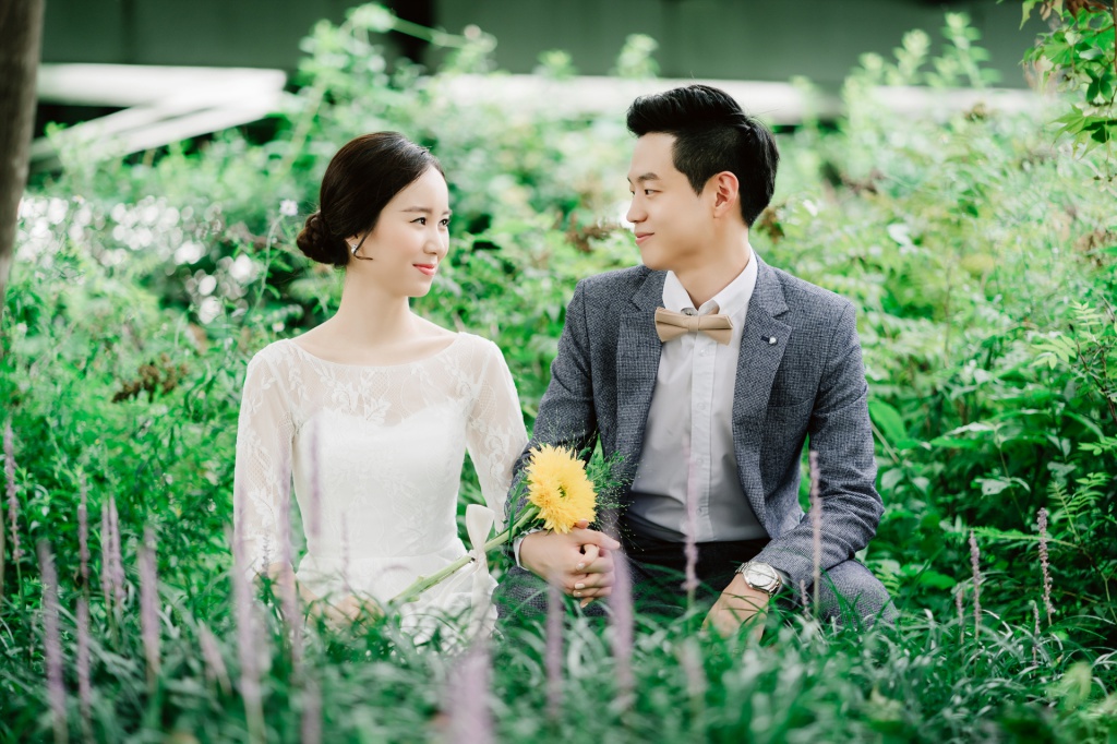 Korea Couple Pre-Wedding Photoshoot At Seonyundo Park, Seoul by Jungyeol on OneThreeOneFour 3