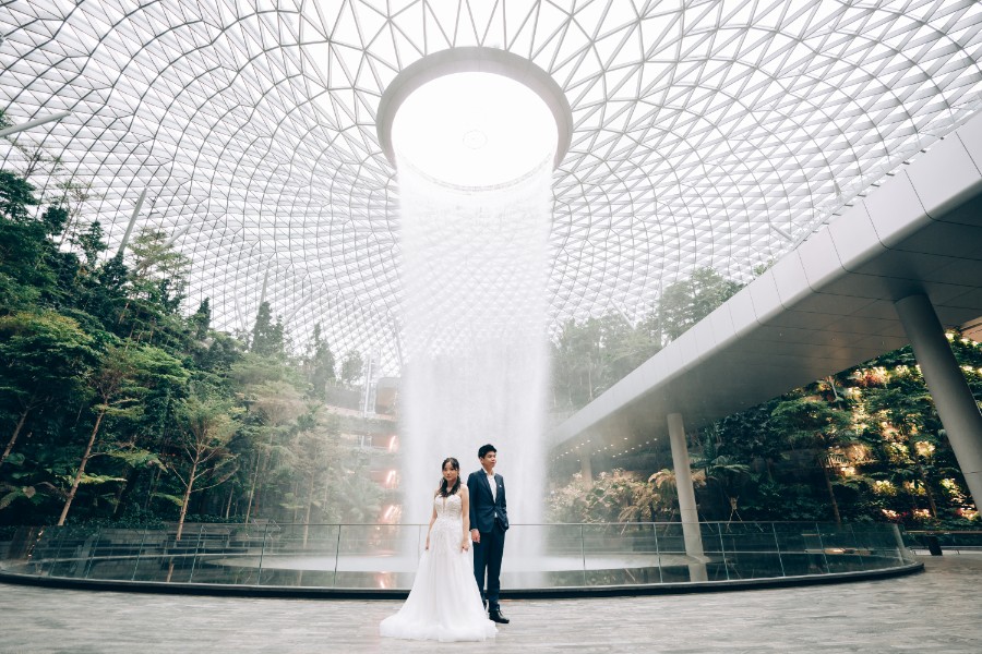 E&S: Modern pre-wedding at architectural wonder Changi Airport Jewel by Cheng on OneThreeOneFour 12