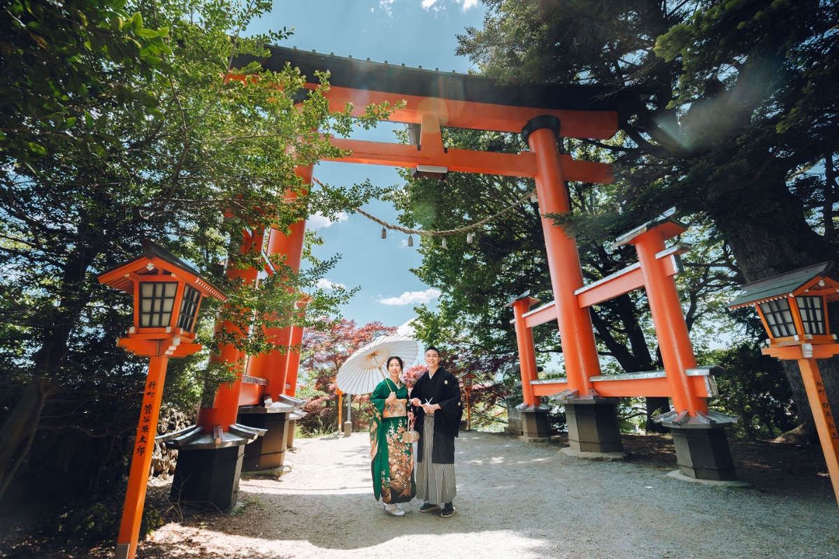 Tokyo Pre-Wedding Photoshoot with Chureito Pagoda, Lake Kawaguchiko, and Shinjuku by Dahe on OneThreeOneFour 1