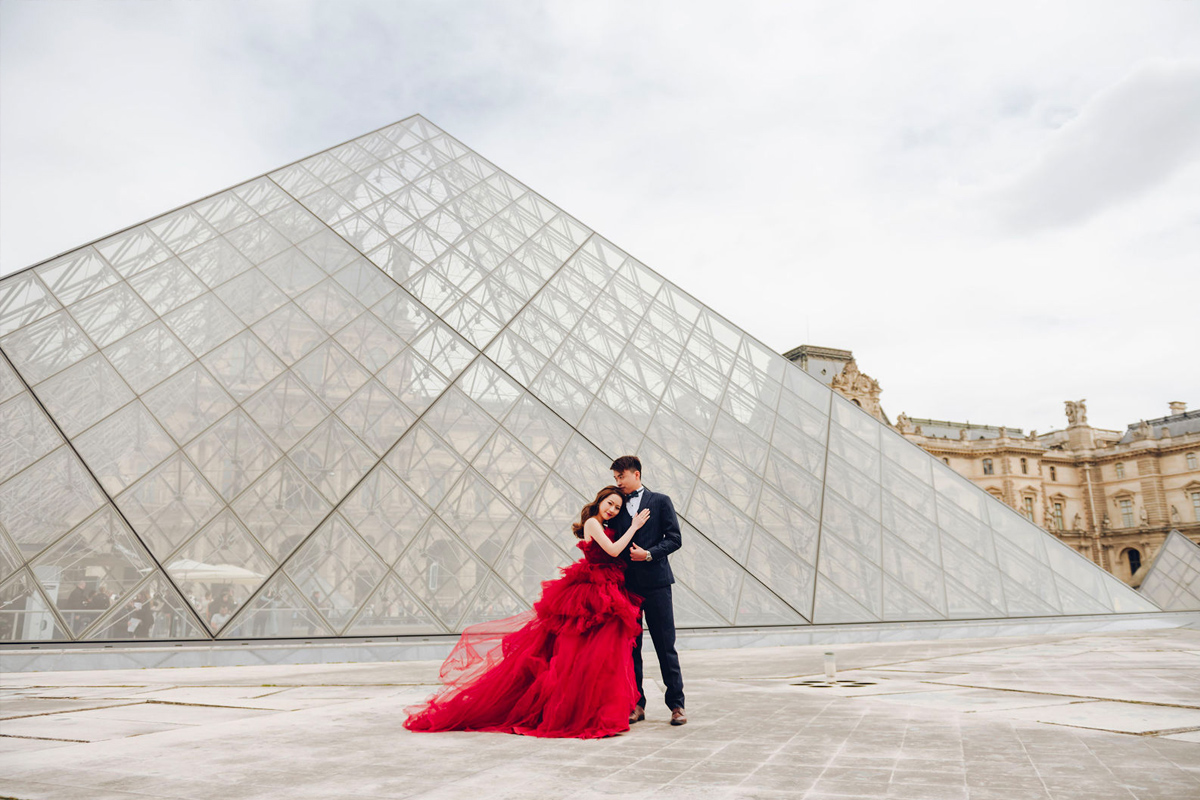 Eternal Love in Paris: Pre-Wedding Photoshoot for Hong Kong Couple | Eiffel Tower, Trocadero, Café, Louvre, Alexandre III Bridge by Arnel on OneThreeOneFour 17