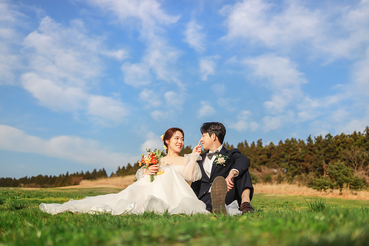 Pre-Wedding Photoshoot in Jeju Island amidst Cherry Blossoms, Canola Flowers, and Beach in Spring by Byunghyun on OneThreeOneFour 4