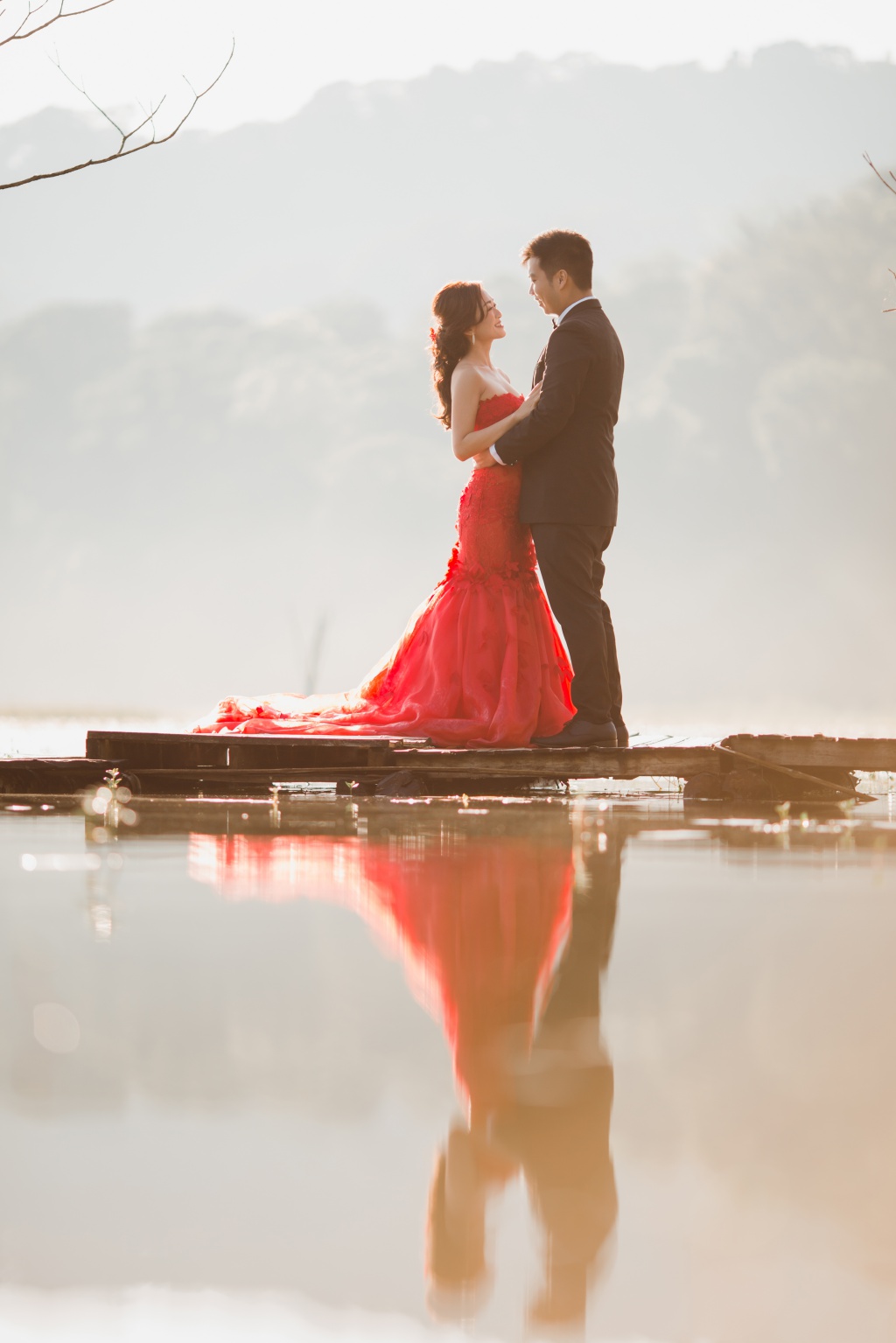 峇里島婚紗拍攝 - Tamblingan湖泊和大石岩石懸崖 by Hendra  on OneThreeOneFour 7