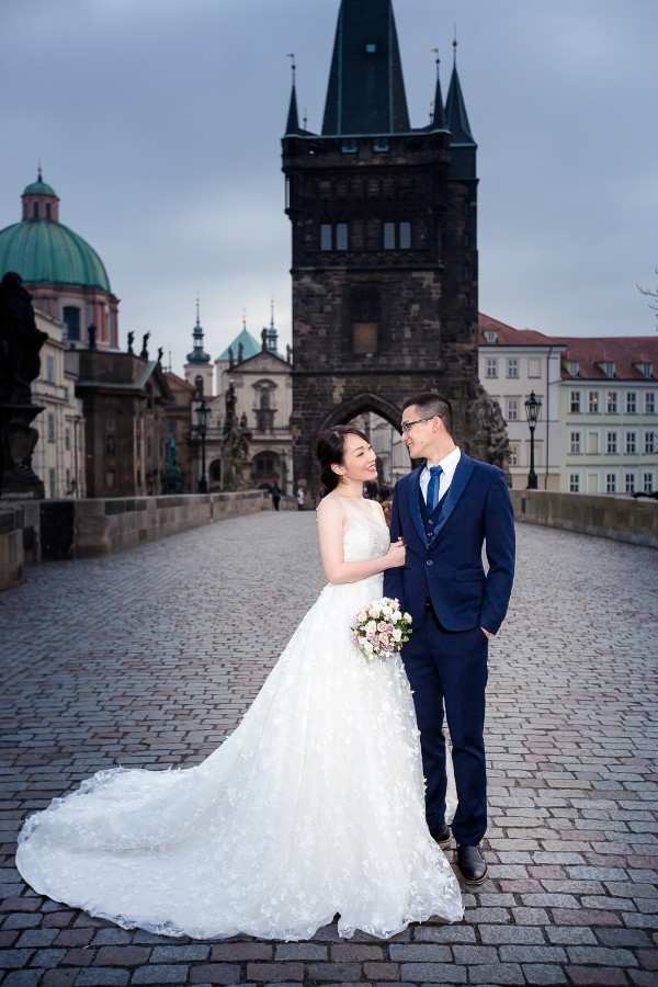 Prague Pre-Wedding Photoshoot At Astronological Clock, Old Town Square ...
