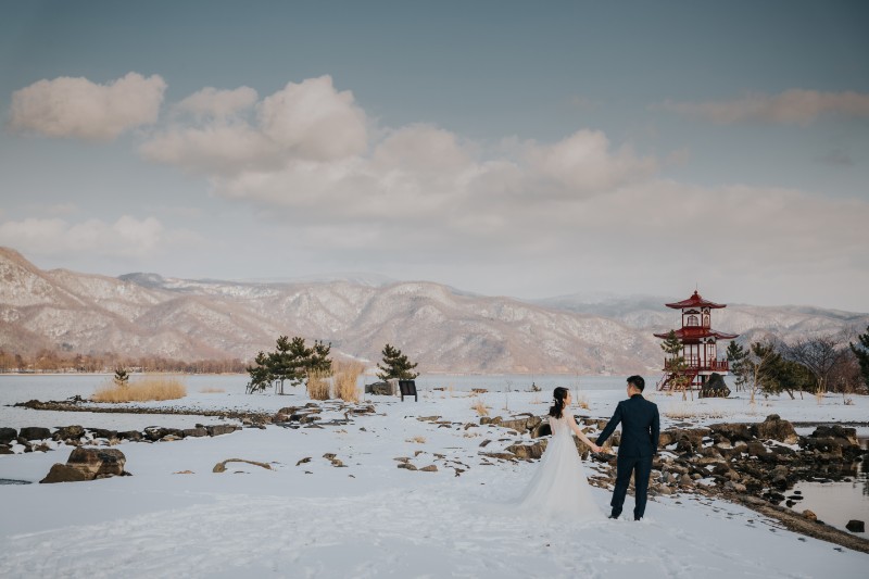 V & B: Magical snowy pre-wedding in Hokkaido at Lake Toya and Mt Yotei by Kuma on OneThreeOneFour 14