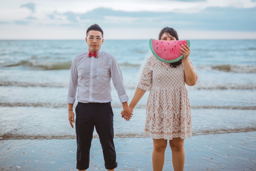 Hua Hin Pre-Wedding Photoshoot At Market, Mangrove Forest And Beach by Por  on OneThreeOneFour 14