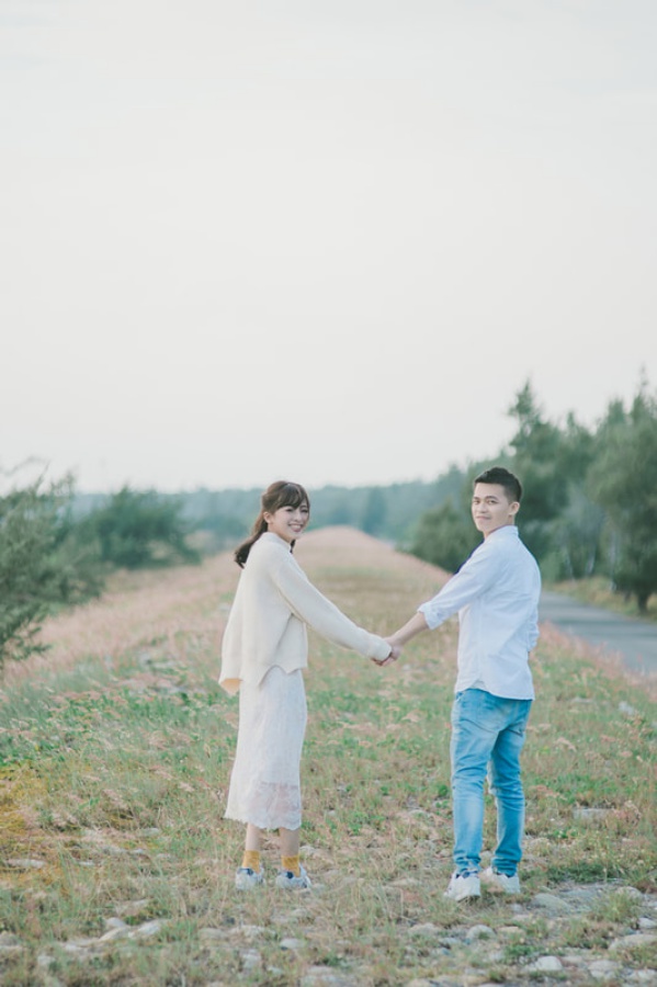Taiwan Casual Couple Photoshoot At Grassland And Restaurant  by Star  on OneThreeOneFour 4