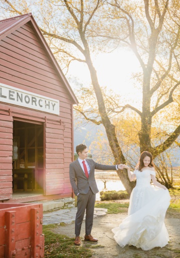 New Zealand Pre-Wedding Photoshoot At Coromandel Peak, Arrowtown And Alpaca Farm