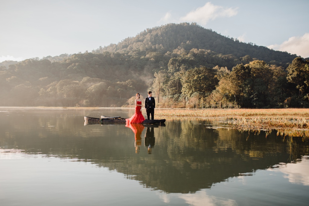 峇里島婚紗拍攝 - Tamblingan湖泊和大石岩石懸崖 by Hendra  on OneThreeOneFour 4