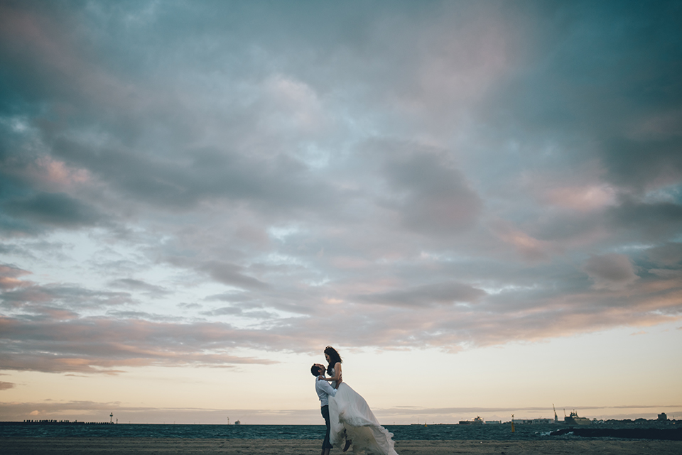 Melbourne Outdoor Pre-Wedding Photoshoot at the Beach in Autumn by Felix on OneThreeOneFour 36