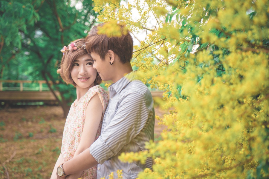 Taiwan Casual Couple Photoshoot At The Park During Autumn  by Star  on OneThreeOneFour 0