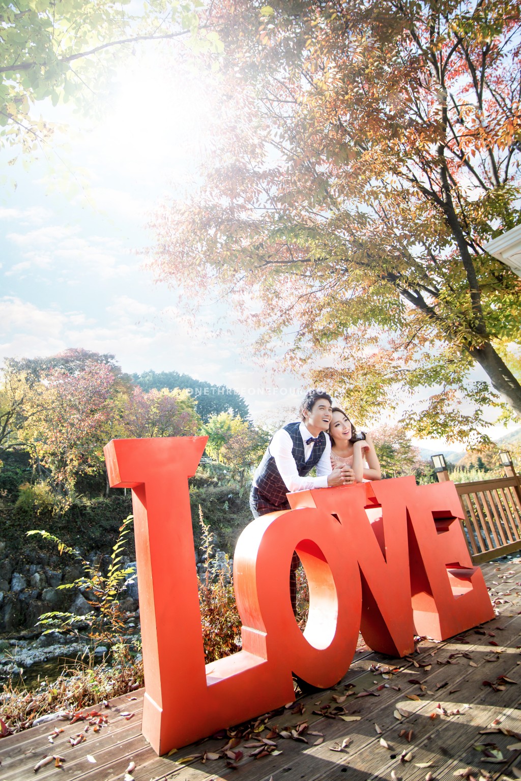 Korean Outdoor Pre-Wedding Photography in Autumn with Yellow and Red Maple Leaves by ePhoto Essay Studio on OneThreeOneFour 18