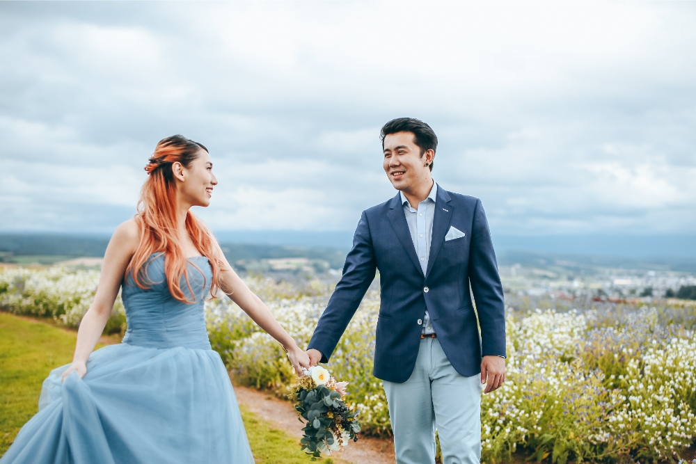Hokkaido Pre-Wedding Photographer: Summer Photoshoot At Shikisai No Oka Alpaca Farm And Hinode Park Lavender Field by Kouta on OneThreeOneFour 15