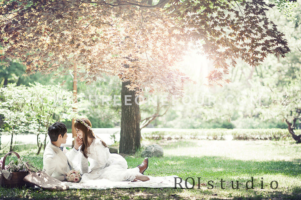 Korean Wedding Photos: Dosan Park (Outdoor) by Roi Studio on OneThreeOneFour 1