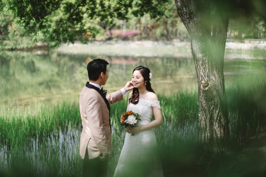 V&C: Hongkong Couple's Korea Pre-wedding Photoshoot at Kyung Hee University and Seoul Forest in Tulips Season by Beomsoo on OneThreeOneFour 14