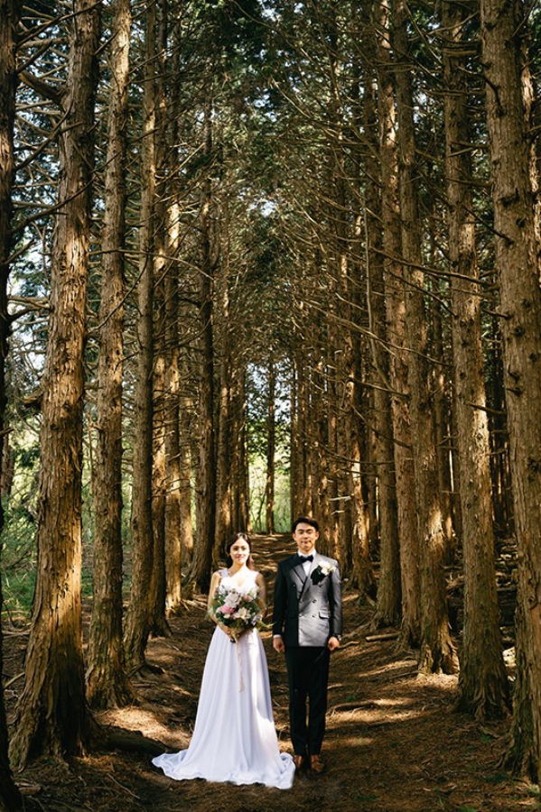 Korea Outdoor Pre-Wedding Photoshoot At Jeju Island During Spring by Gamsung  on OneThreeOneFour 12