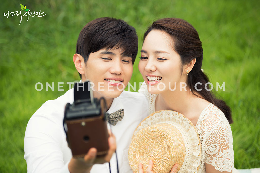 Korean Studio Pre-Wedding Photography: Green Fields by Nadri Studio on OneThreeOneFour 2
