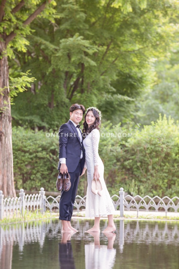 Gravity Studio Outdoor Park Pre-Wedding Photoshoot | Korean Studio Pre-Wedding by Gravity Studio on OneThreeOneFour 13