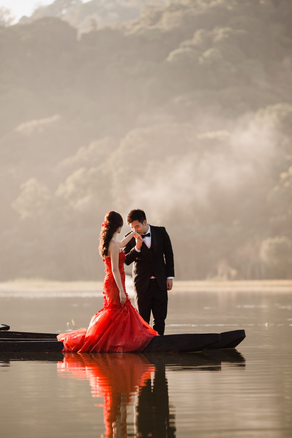 峇里島婚紗拍攝 - Tamblingan湖泊和大石岩石懸崖 by Hendra  on OneThreeOneFour 5
