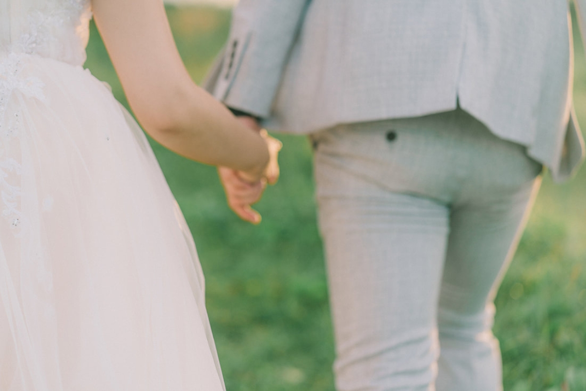 Taiwan Pre-Wedding Photoshoot Green Fields Silvergrass Sea Car Fairy Lights by  on OneThreeOneFour 9