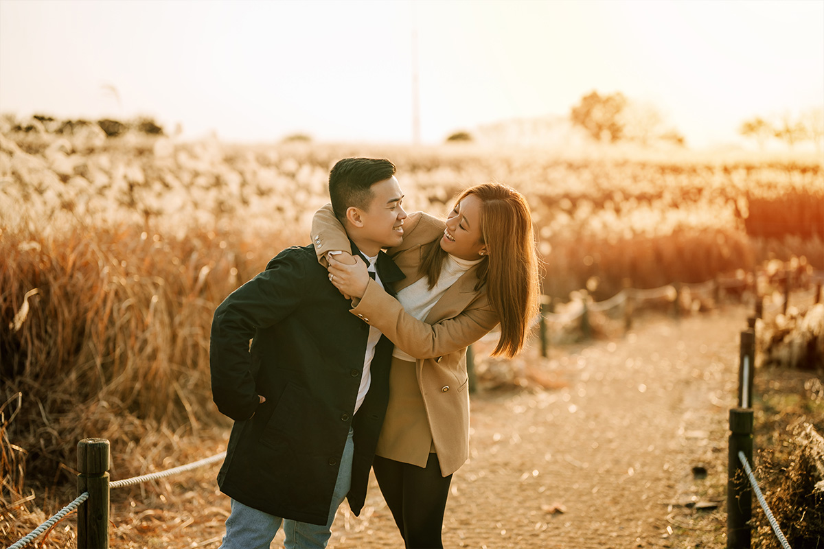 Enchanting Silvergrass Fields: A Casual Couple Photoshoot Amidst Autumn Splendor in Hanuel Park, Seoul by Jungyeol on OneThreeOneFour 7