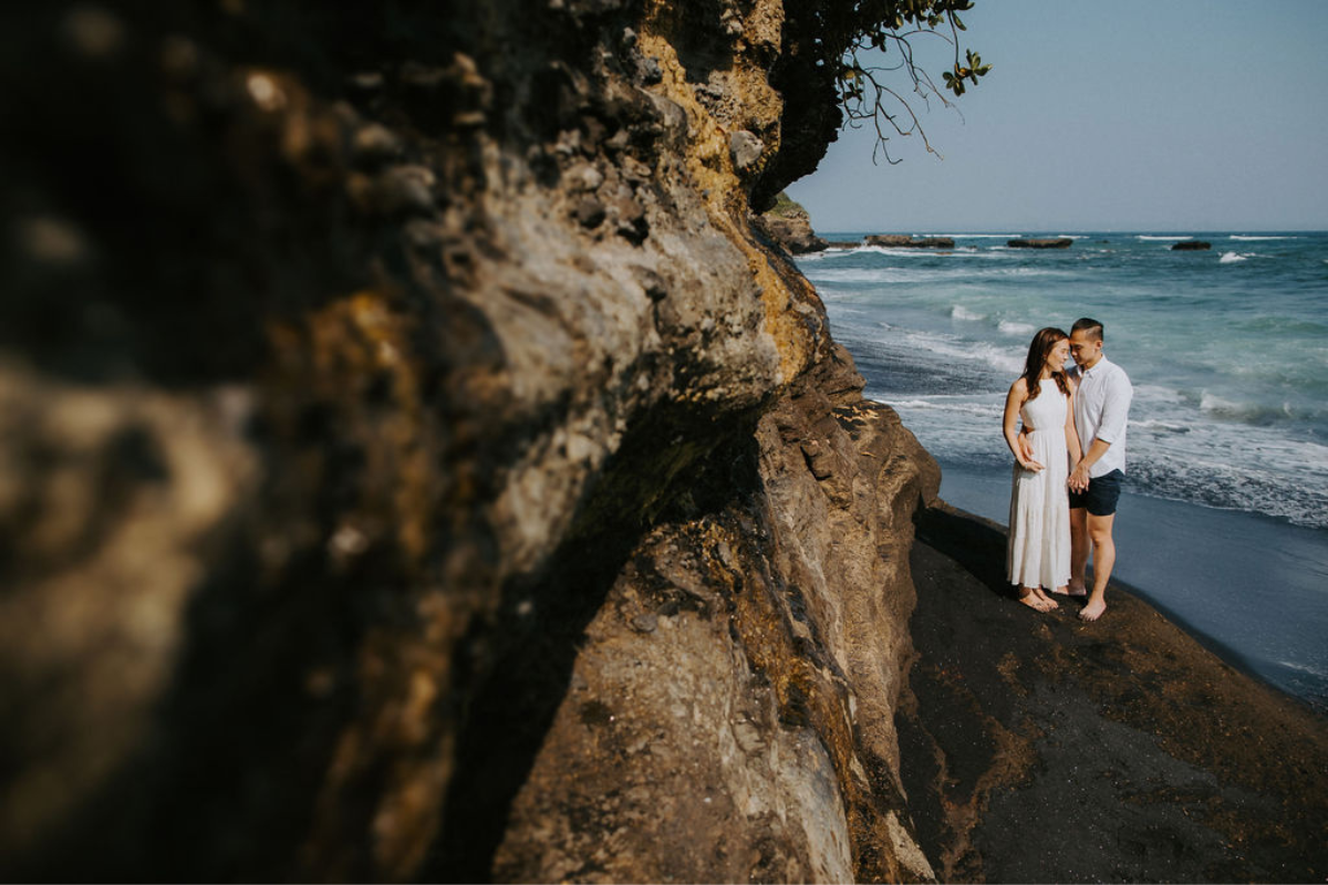 巴厘島婚纱拍攝：在平甘村、萬壽菊花田、布蘭辛加瀑布和孟寧海灘。 by Cahya on OneThreeOneFour 28
