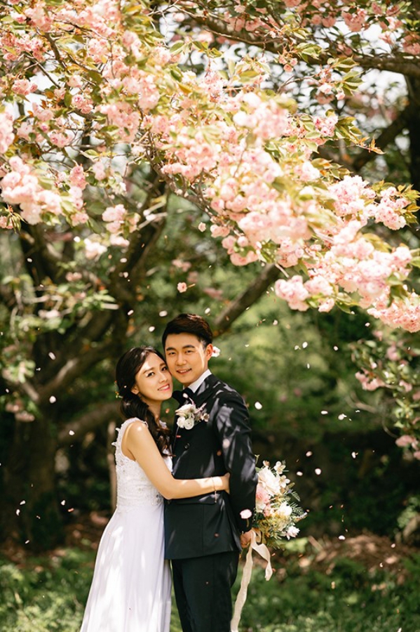 Korea Outdoor Pre-Wedding Photoshoot At Jeju Island During Spring by Gamsung  on OneThreeOneFour 5