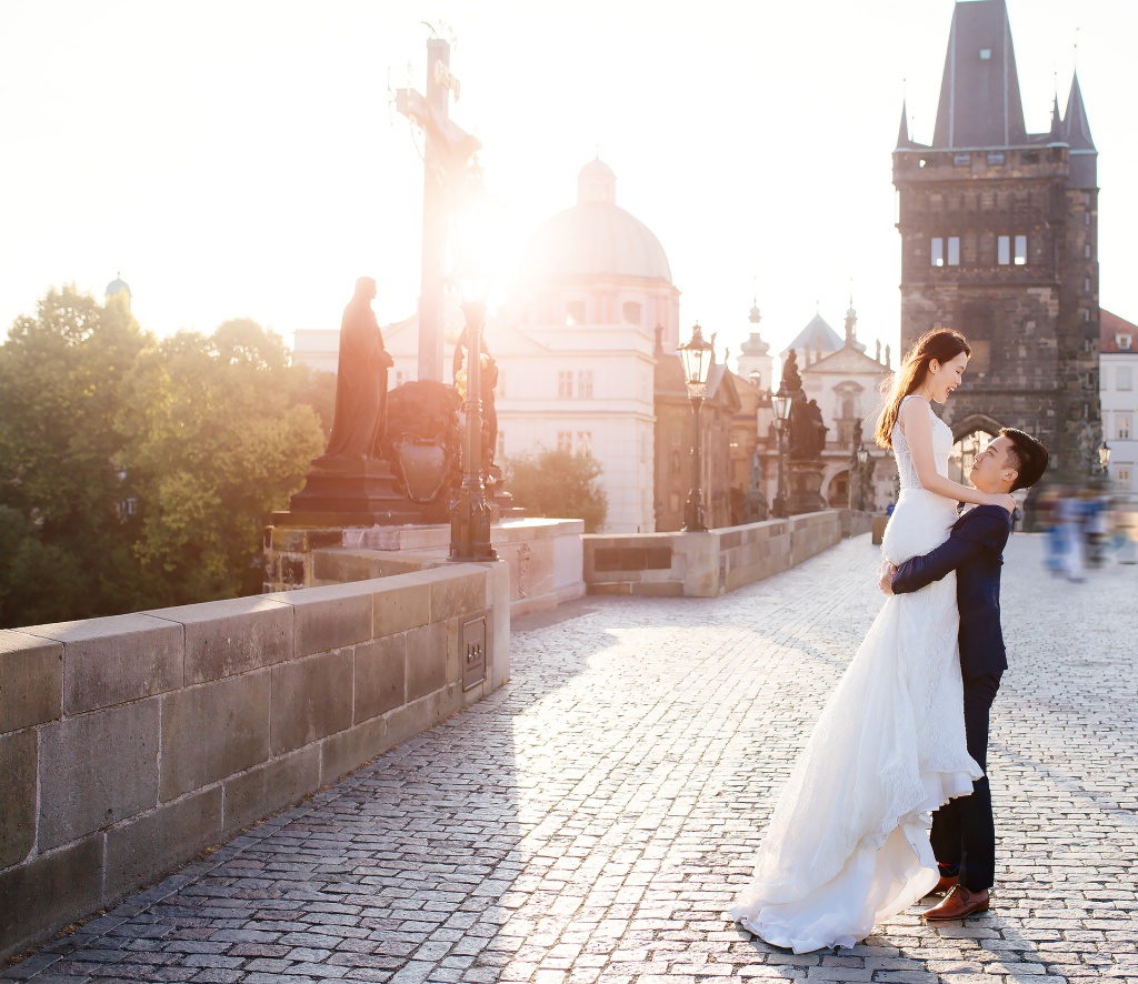 Pre-Wedding Photo in Prague At St. Vitus Cathedral And Mala Strana  by Jenny on OneThreeOneFour 7