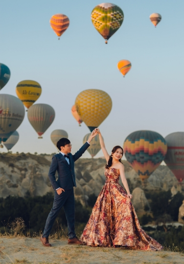 Cappadocia Pre-Wedding Photoshoot Hot Air Balloons Pasabag Valley Cave Hotel Roof Turkish Fairy Lamps Shop