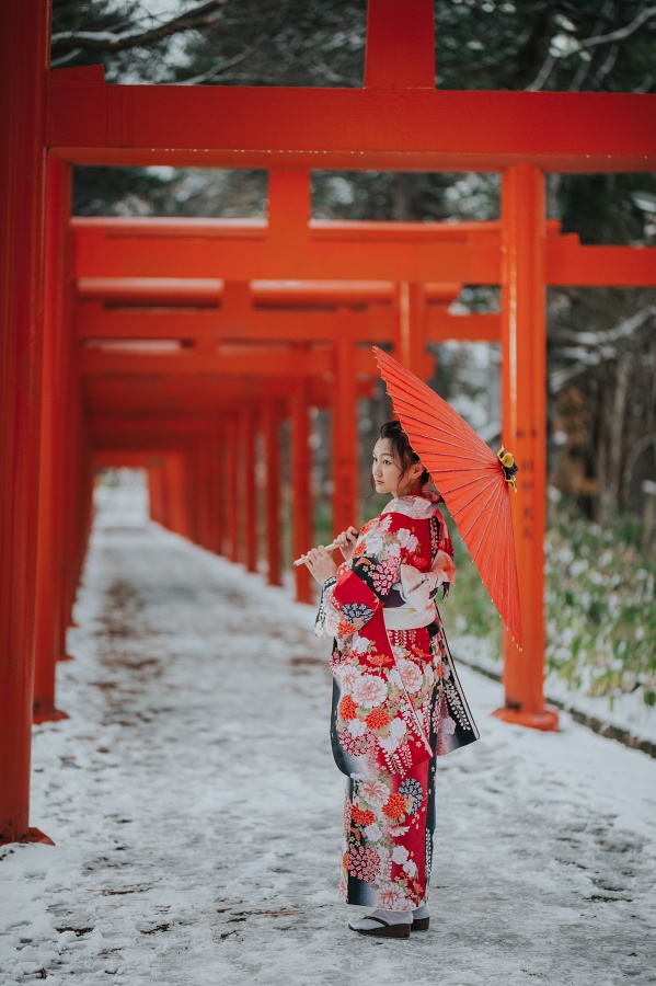 Japan Hokkaido Sapporo Fushimi Inari Shrine Winter Prewedding Photoshoot by Kuma on OneThreeOneFour 16