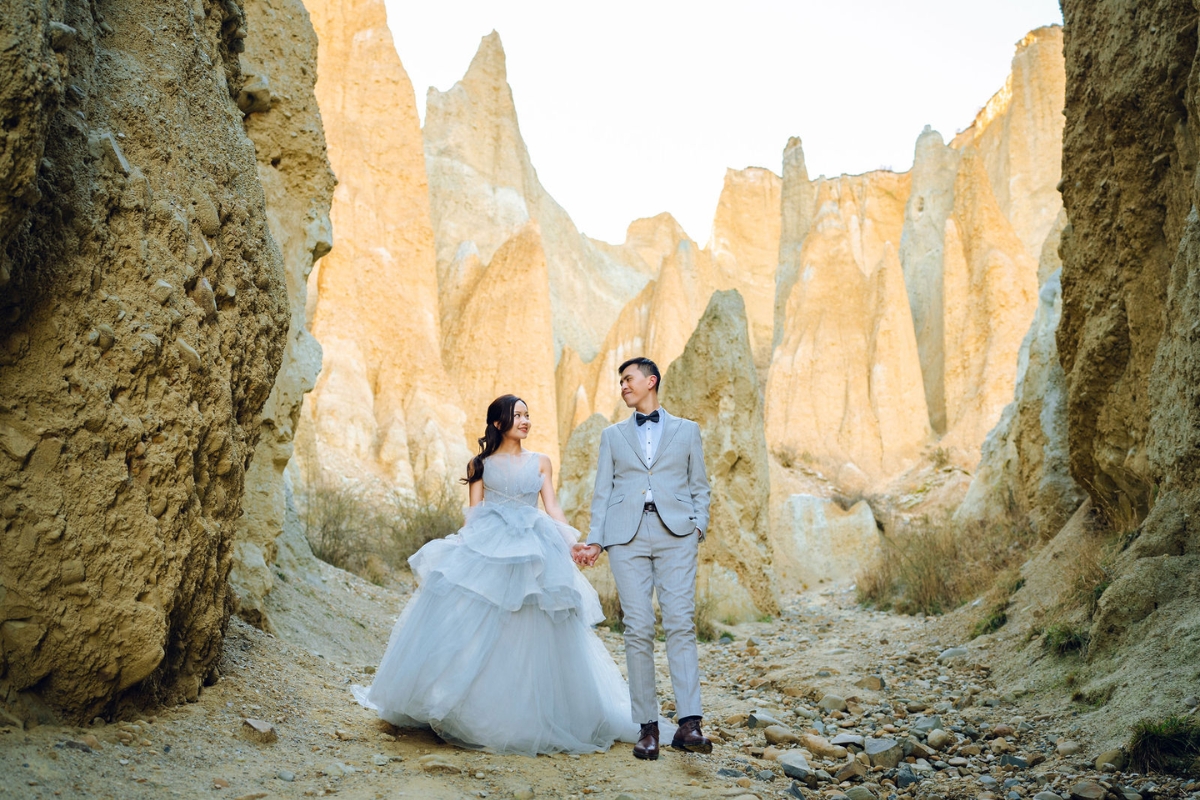 New Zealand Pre-Wedding Photoshoot with Lake Wakatipu, Skippers Canyon, Lake Tekapo, Mount Cook, and Omarama Clay Cliffs by Fei on OneThreeOneFour 24