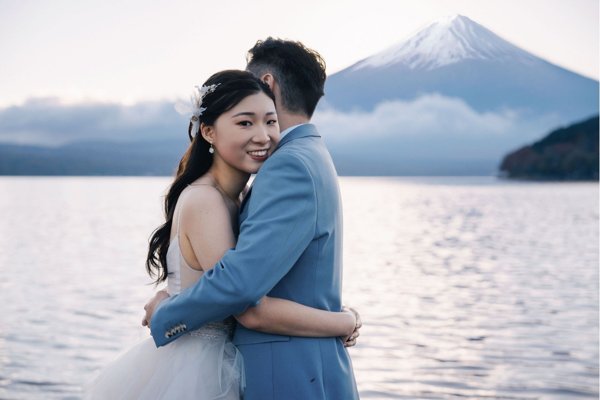 Tokyo Pre-Wedding Photoshoot with Chureito Pagoda, Lake Kawaguchiko, and Lake Yamanaka by Dahe on OneThreeOneFour 24