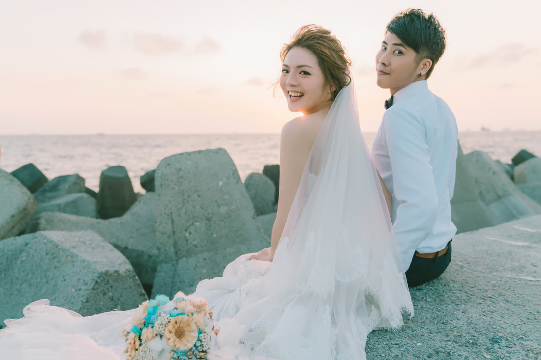 Taiwan Pre-Wedding Photoshoot At The Beach And Shopping Street  by Star  on OneThreeOneFour 24