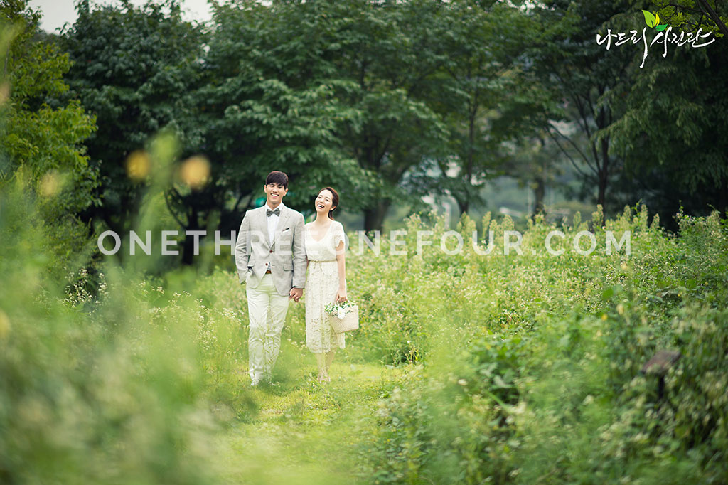 Korean Studio Pre-Wedding Photography: Green Fields by Nadri Studio on OneThreeOneFour 4