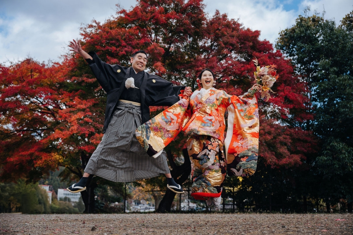 Tokyo Pre-Wedding Photoshoot with Former Yasuda Garden, Maple Corridor, and Chureito Pagoda by Dahe on OneThreeOneFour 8