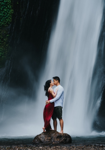 Bali Pre-Wedding Photoshoot At Lake Tamblingan, Munduk Waterfall and Tegal Wangi Beach