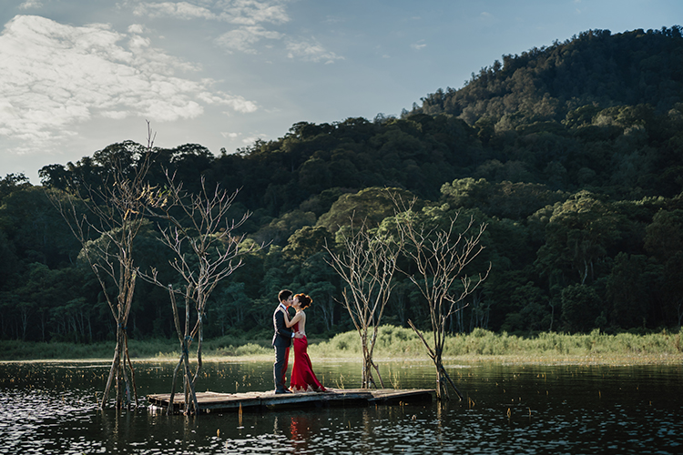 bali wedding photoshoot Lake Tamblingan