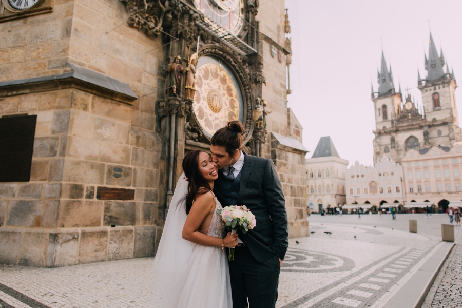 Prague Hluboká Castle Pre-wedding Photoshoot by Nika on OneThreeOneFour 5