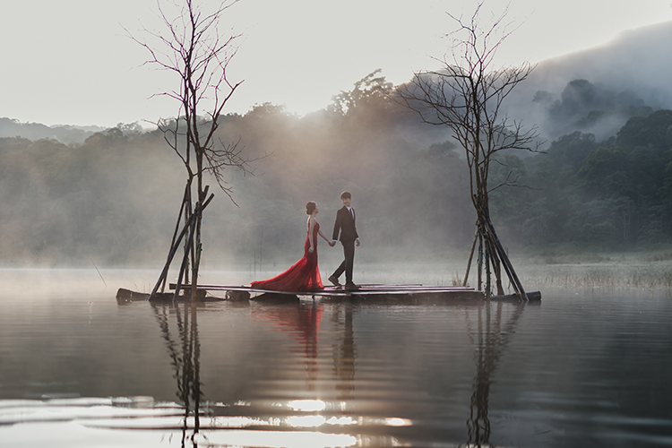 wedding photoshoot bali lake tamblingan