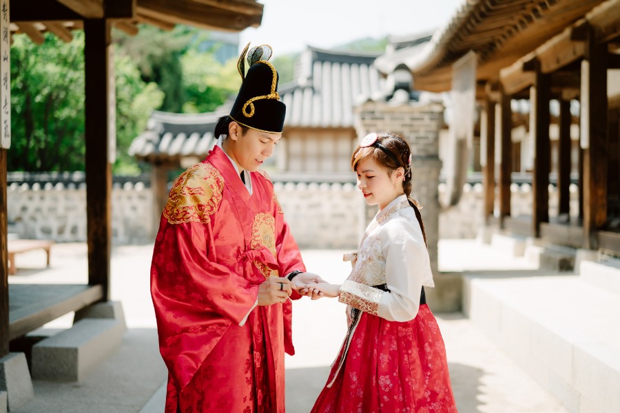 J&E: Traditional handbok photoshoot in Seoul, at Namsangol Hanok Village by Jungyeol on OneThreeOneFour 5